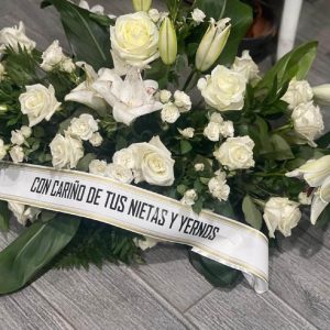 centro funerario con flores y tonos blancos