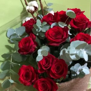 ramo de 12 rosas rojas y decoración verde